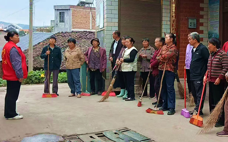村民积极参与卫生清扫。