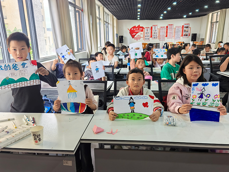 创意绘画课，手执画笔绘温情