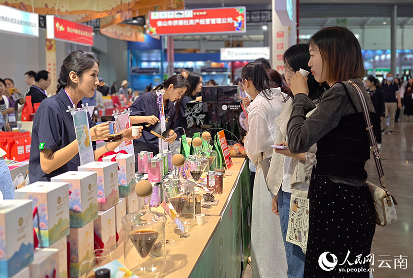 市民品尝咖啡。人民网 尹馨摄