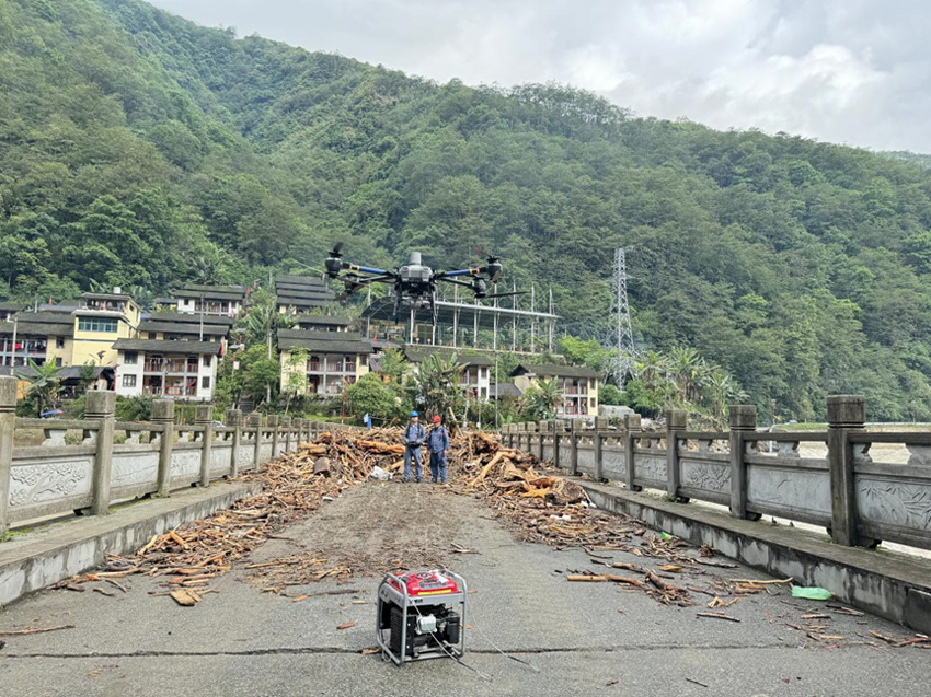 2025年6月初，怒江州贡山县独龙江乡遭遇泥石流灾害，无人机应急救援队伍运输应急发电设备进入核心受灾地区。龙丽娟摄