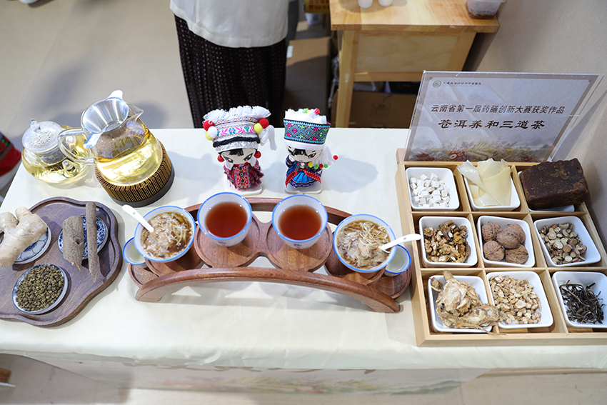 大理中醫藥文化夜市上展出的中藥茶飲。大理州中醫醫院供圖