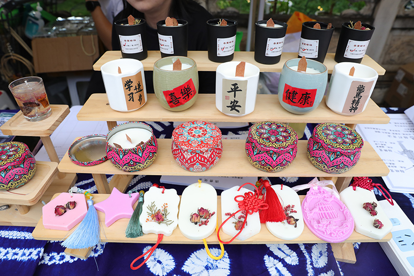 大理中醫藥文化夜市上展出的中藥文創。大理州中醫醫院供圖