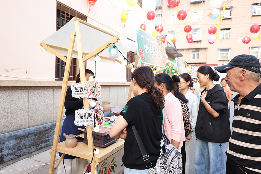 大理中醫藥文化夜市上,市民和游客排隊品嘗本草奶茶和咖啡。大理州中醫醫院供圖