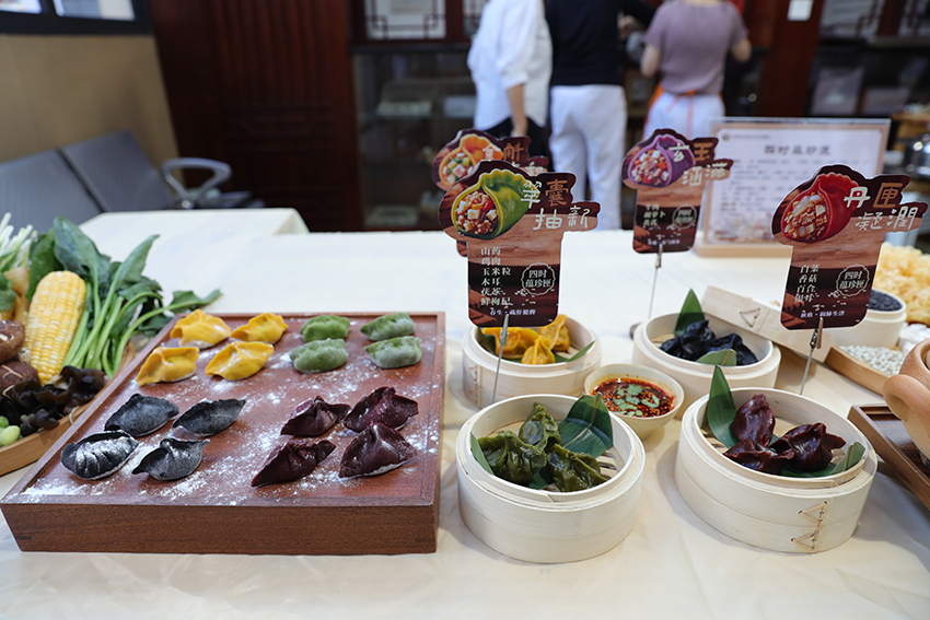 大理中醫藥文化夜市上展出的藥膳食品。大理州中醫醫院供圖