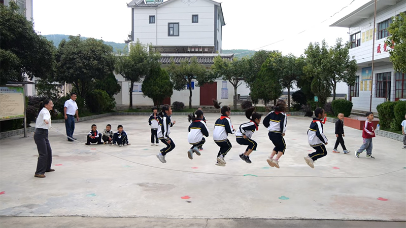 松桂镇新窝小学学生上阳光体育课