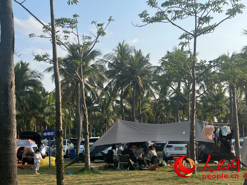 在海南海口市，部分停车场划出了晾晒区。人民网记者 李学山摄