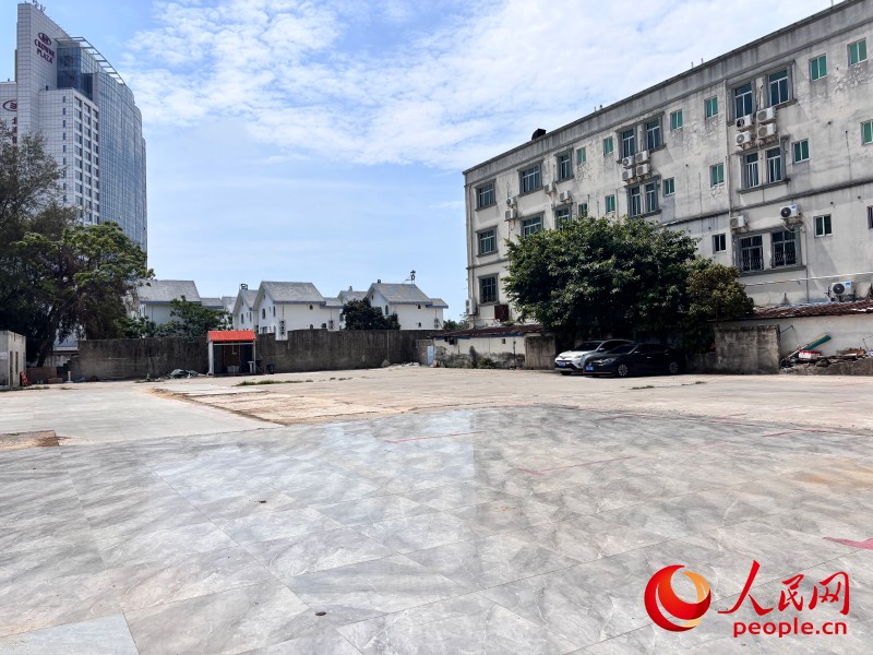 广西北海银滩旁房车露营地，淡季时基本处于闲置状态。人民网记者 何宁摄