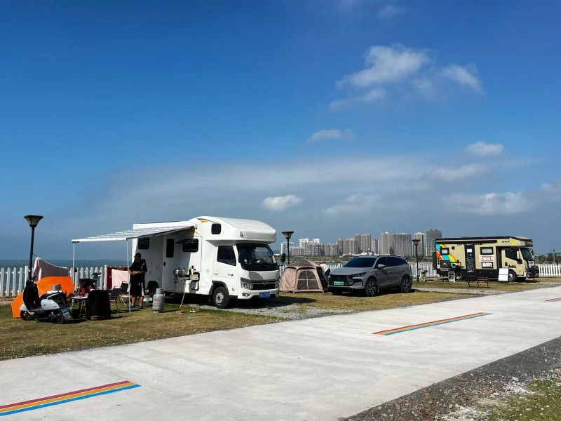 北海大犇牛房车露营基地里，房车有序停放。受访者供图