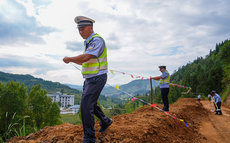 民警在塌方地段拉警示带。