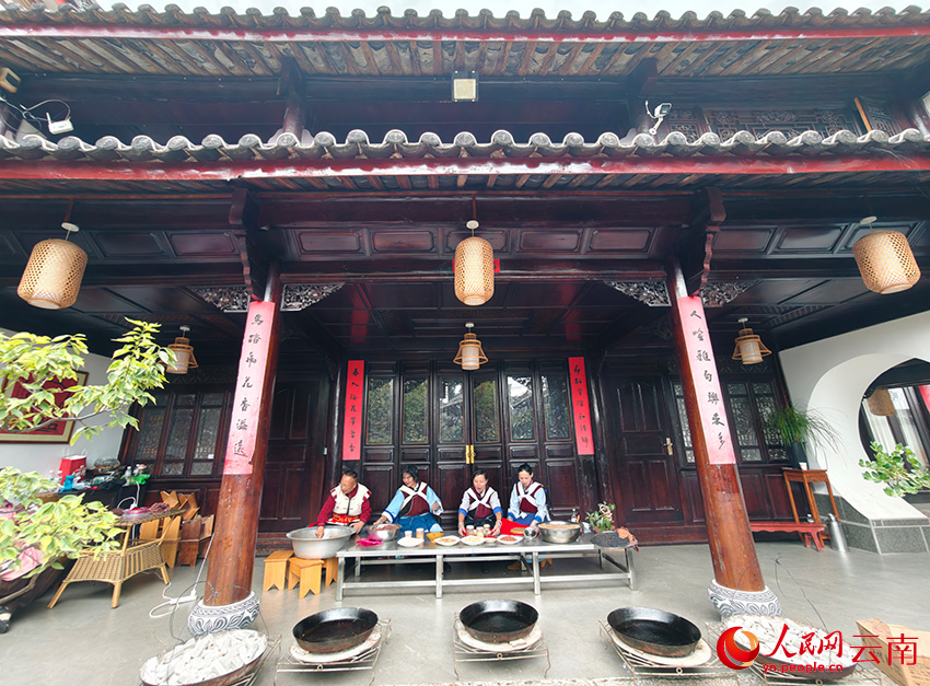 和玉仙及家人正在为纳西“班涛”制作做准备。和俭摄