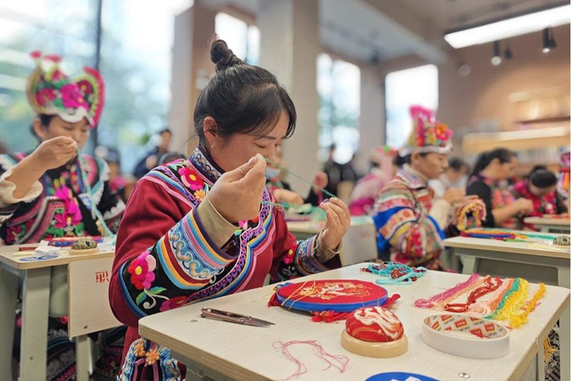 群众在参加彝绣技能培训。南华县委宣传部供图