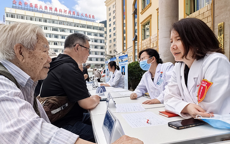 上海专家为红河群众义诊-（云南省人口和卫生健康宣传教育中心-供图）