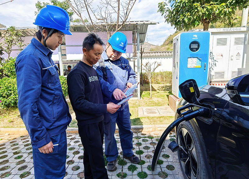 供电员工向村民讲解充电桩使用方法。李丽娟（摄）
