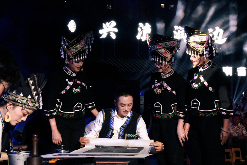 坡芽歌书合唱团演唱《月亮》，文山市融媒体中心供图