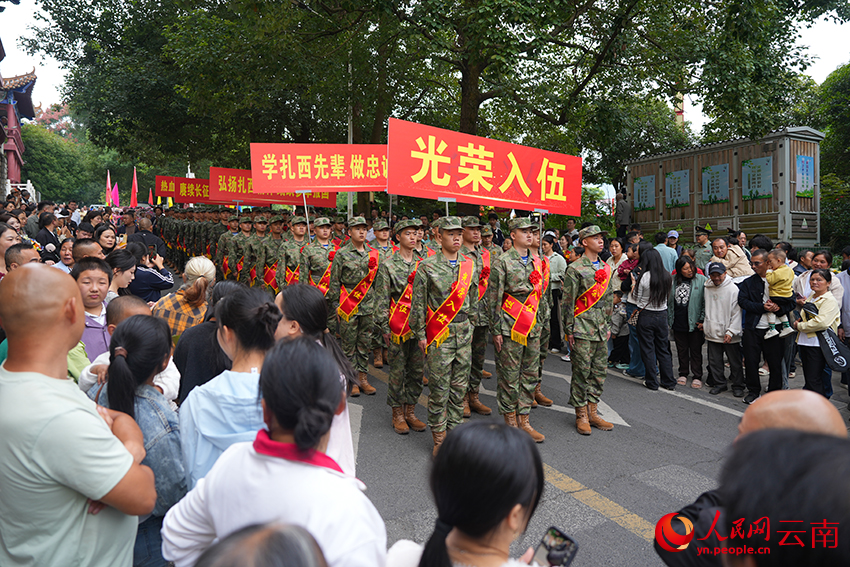 社会各界欢送新兵入伍。人民网记者 李发兴摄