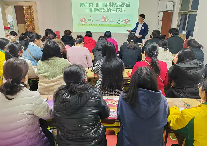 趙保程在公司內訓活動中分享工作經驗。受訪者供圖