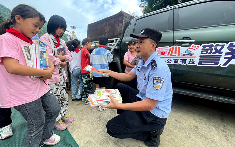 民警送來新書。
