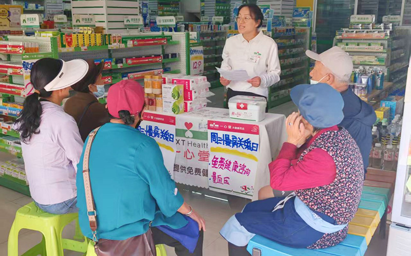 和翠菊向社區居民普及健康知識。（受訪者供圖）