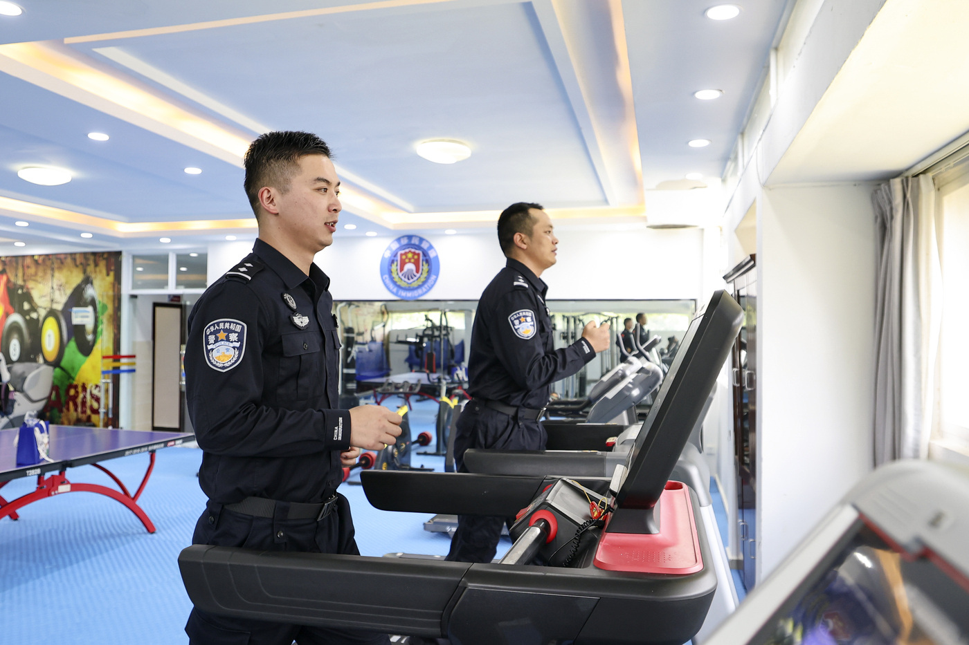 民警在跑步機上鍛煉。(雲南省總工會 供圖)
