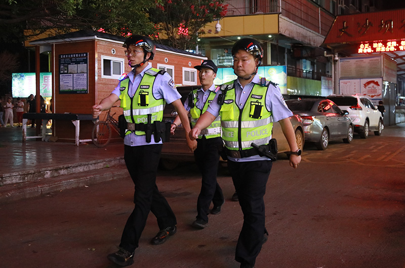 【1】民警在街面巡逻。宣威市公安局供图