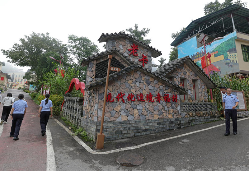 民警們在河口老卡現代化邊境幸福村日常巡檢。(雲南省總工會-供圖)