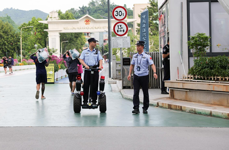 民警在河口口岸巡邏。雲南省總工會供圖