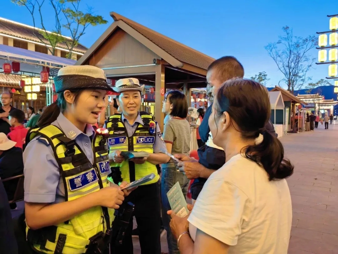 保山交警在“我们的节日·中秋”文明实践活动中宣传交通安全。来源：“保山交警”微信公众号