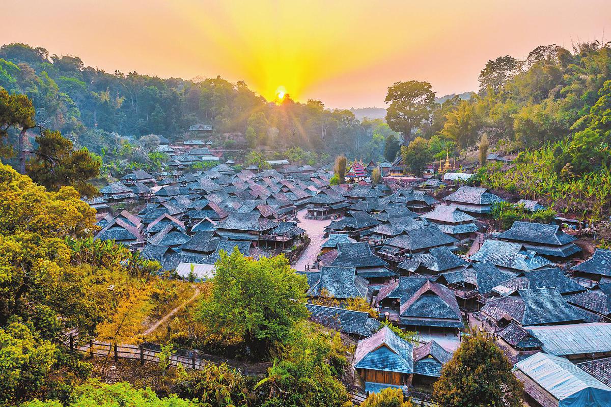 景邁山的霞光。王毅攝