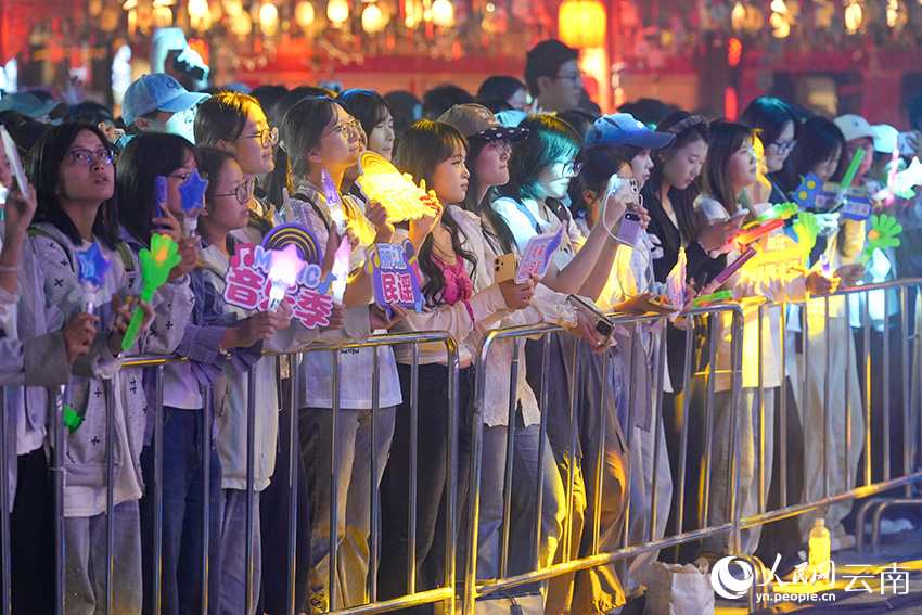 2026丽江民谣音乐季“古城之夜”现场。人民网记者 虎遵会摄