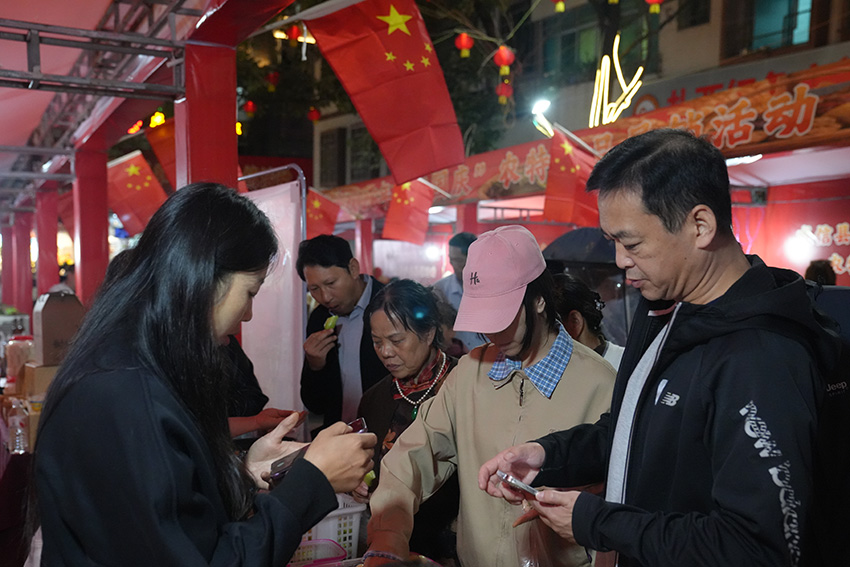 游客正在购买农特产品。