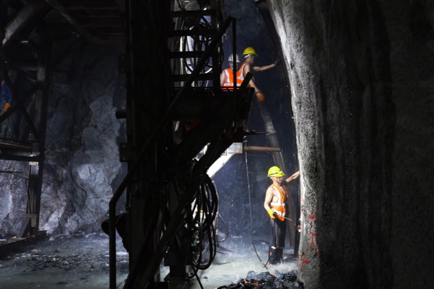 【2】大瑞鐵路高黎貢山隧道施工現場。龍陵縣融媒體中心 供圖