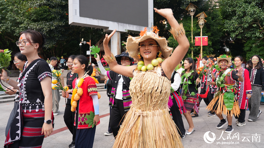 10月3日，云南省西盟县举行金色“拍了萌”巡游展示活动。奚川江摄