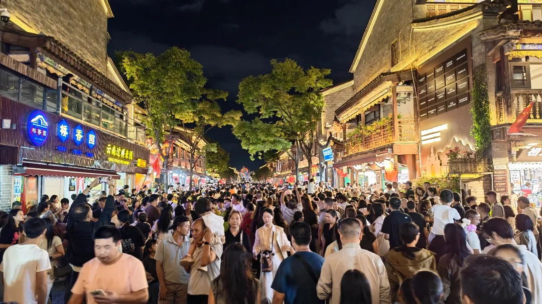 夜间消费火热。官渡区融媒体中心供图