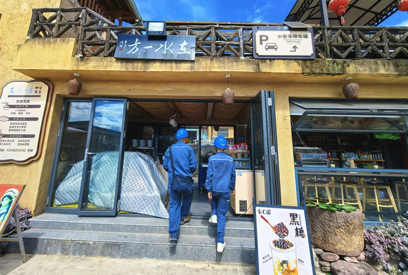 大理弥渡供电局供电服务人员走进民宿开展用电安全检查。