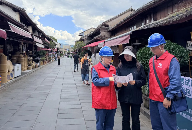 大理巍山供电局工作人员主动了解经营用电需求,宣传安全用电知识。