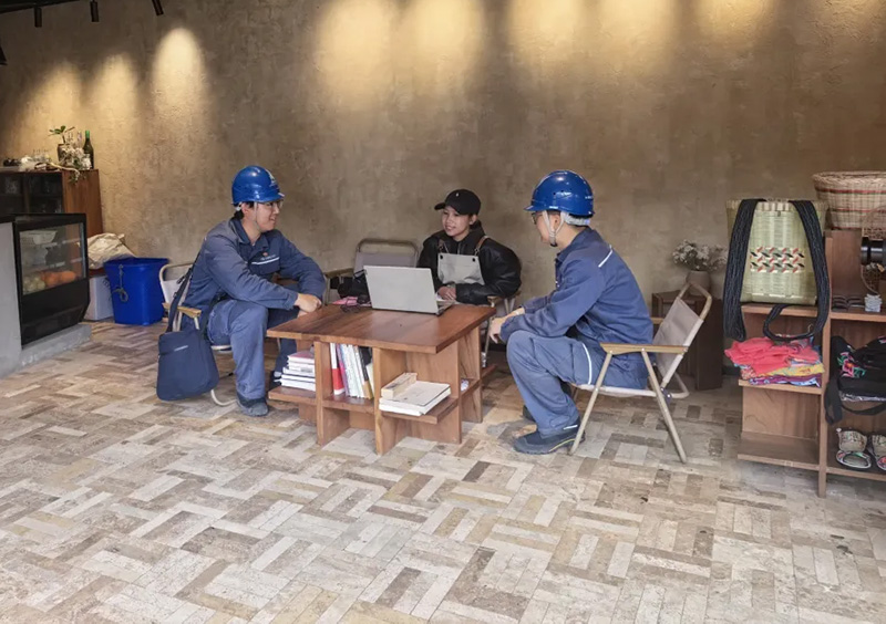 大理云龙供电局工作人员上门了解农户与作坊生产用电需求。