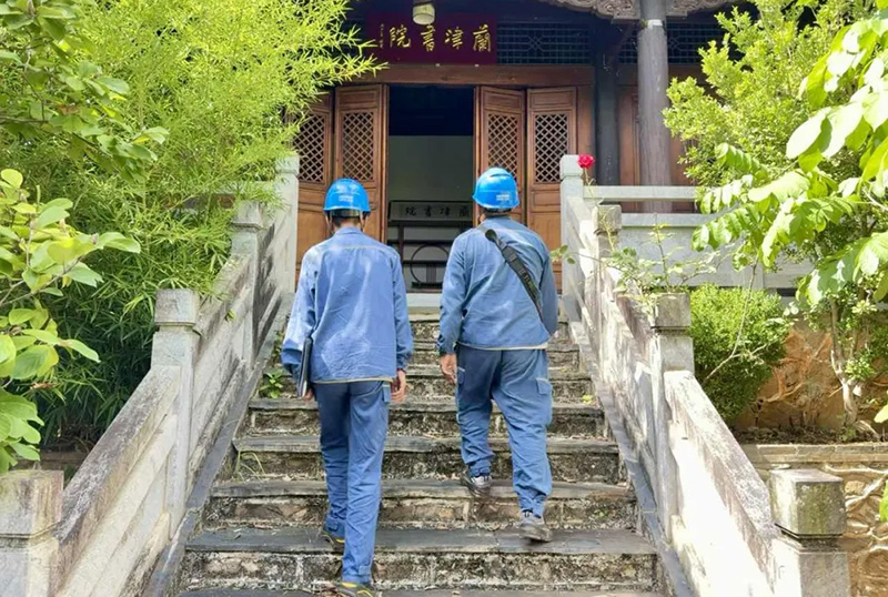 大理永平供电局杉阳供电所工作人员开展节前沿街商铺用电安全专项巡检及便民服务