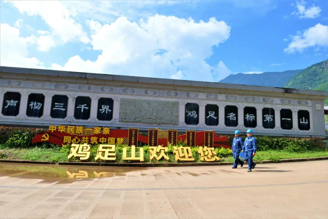 大理宾川供电局工作人员到鸡足山开展线路巡检。