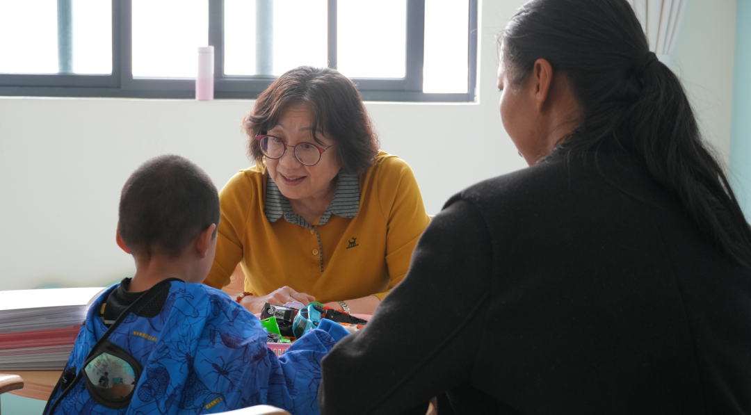 夏晓玲到普洱市妇幼保健院儿童保健部坐诊。（云南省人口和卫生健康宣传教育中心 供图）