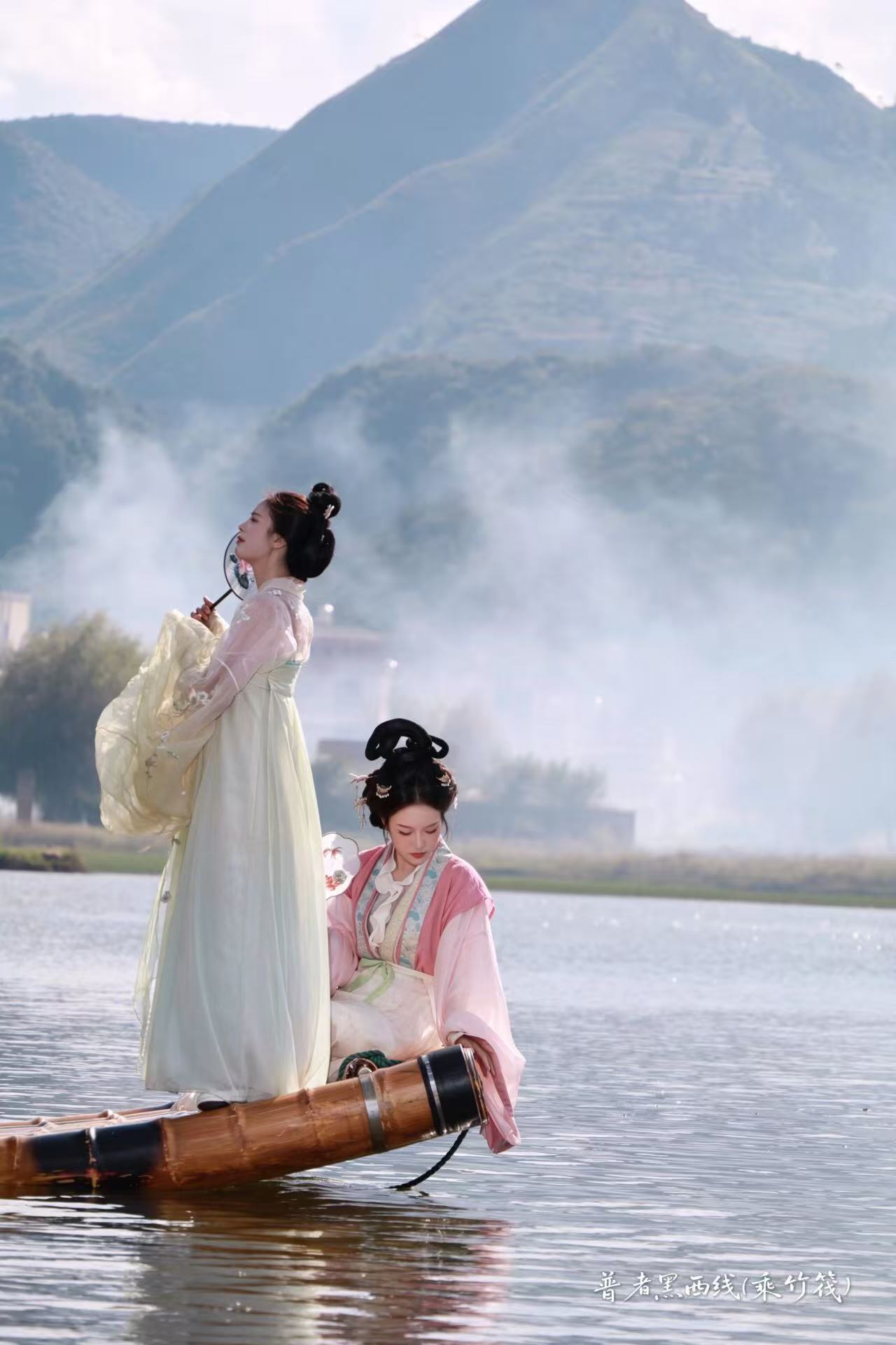 普者黑景区着汉服，巡游水乡