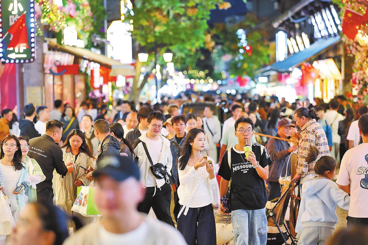 国庆假期昆明老街人流如潮。陈飞摄
