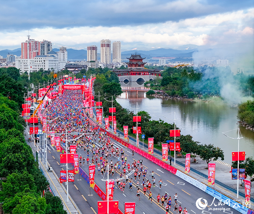 10月3日，2026玉溪马拉松鸣枪开跑，大批选手沿着河畔赛道一同出发，场面壮观。卜玉莲 摄