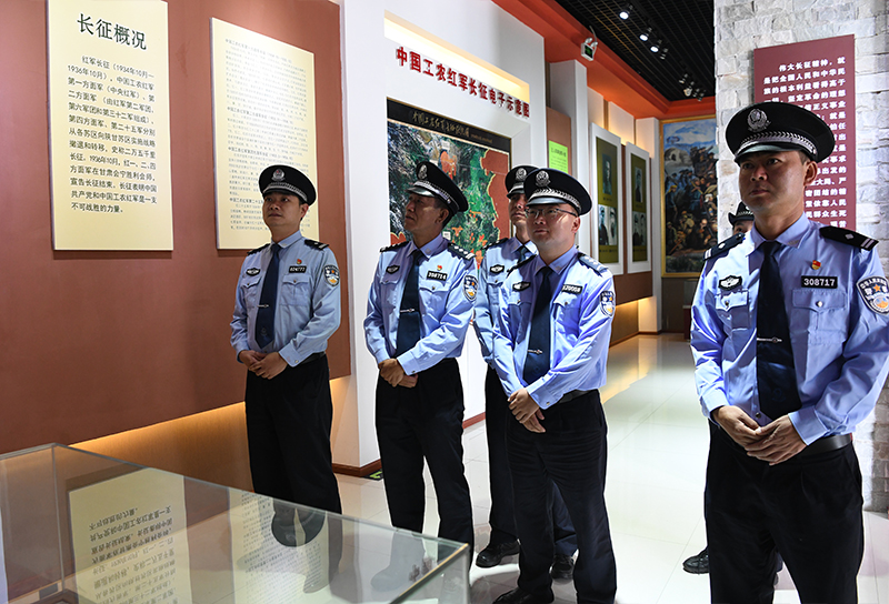 来宾派出所民辅警参观虎头山烈士陵园纪念馆。