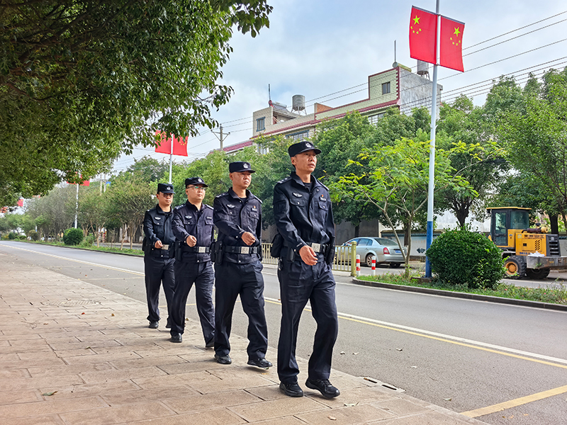 民警在长征路上开展巡逻值守。