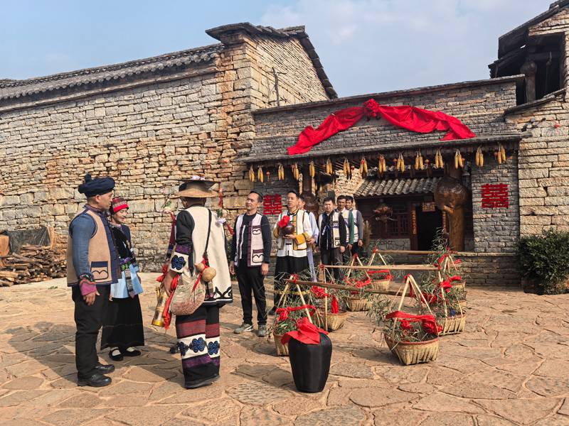 彝族撒尼婚礼接亲场景
