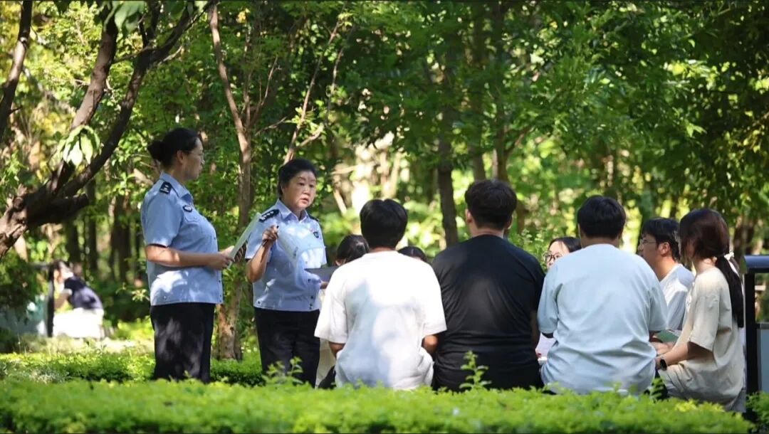 马永芬正带领徒弟给学生们普及反诈知识。