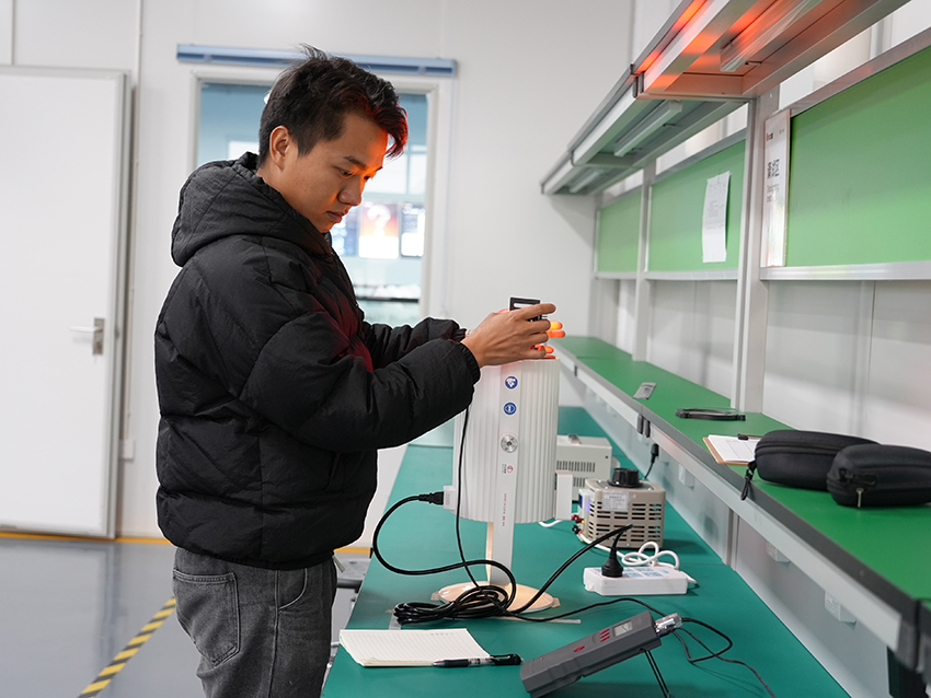 云南橙色光医疗科技有限公司内，工作人员正在调试医疗设备。 弥渡县融媒体中心供图