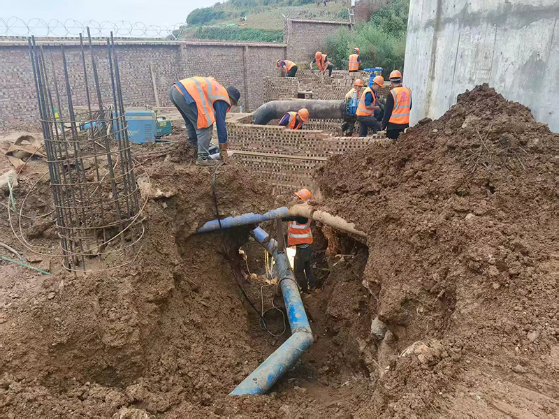 图二-修建中的丘北县高效节水项目。云南云丘发展集团有限责任公司供图。