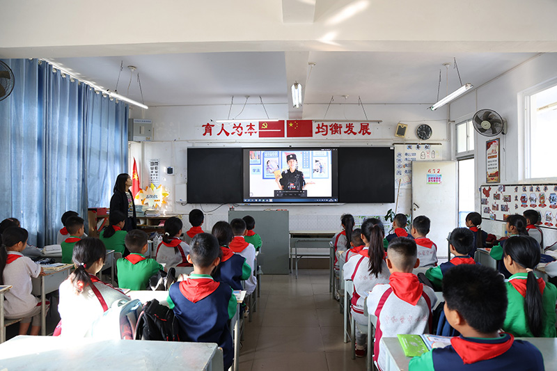 同学们观看河口边境管理大队录制的感谢视频-国福祥摄-2026年10月9日