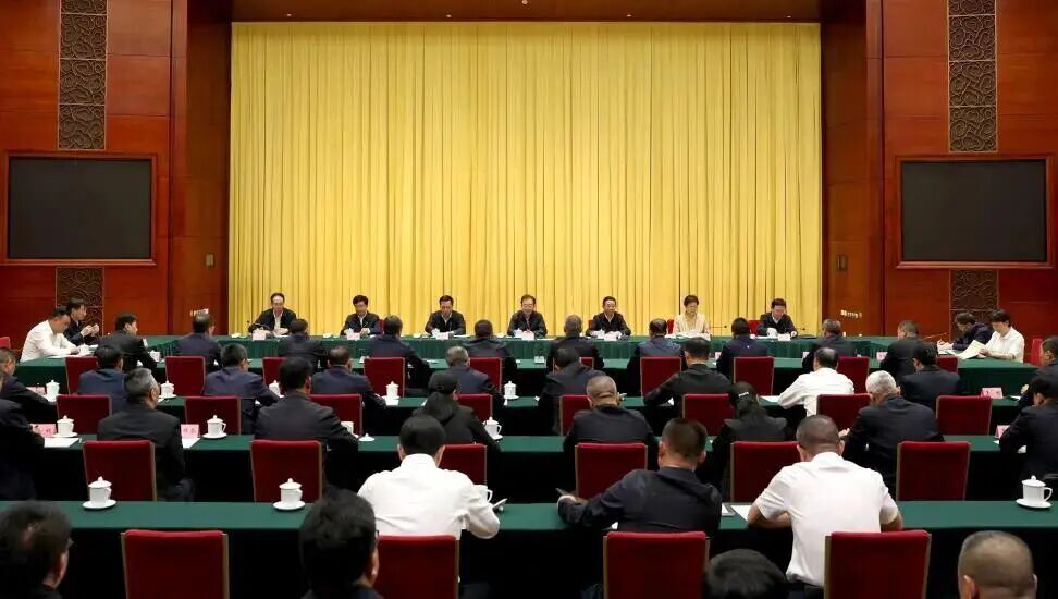 10月8日,省委在昆明召开换届后州(市)党政主要负责同志集体谈话会。雷桐苏 摄